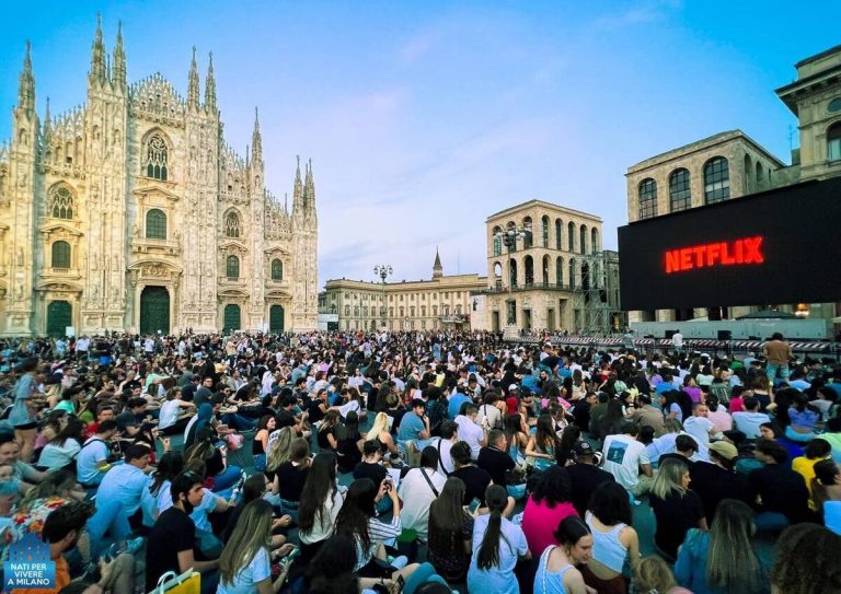 Stranger Things 4: migliaia di persone in piazza Duomo per l'anteprima