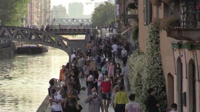 Aria d'estate, i gelsomini sui Navigli conquistano la movida