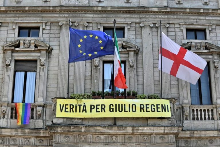 Bandiera arcobaleno esposta a Palazzo Marino: le motivazioni
