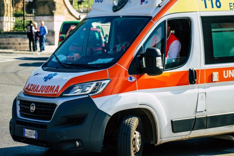 In una scuola di Milano è esplosa una batteria, attimi di paura e studenti intossicati