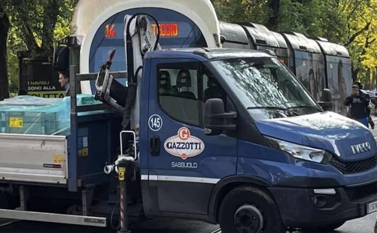 Incidente in via Solari, scontro tra un tram e un furgone: nessun ferito