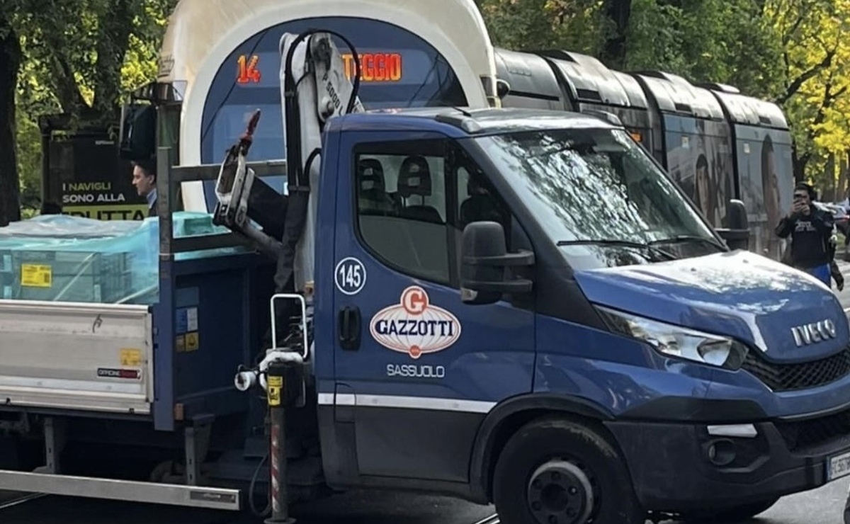 Incidente in via Solari, traffico in tilt: scontro tra un tram e un furgone