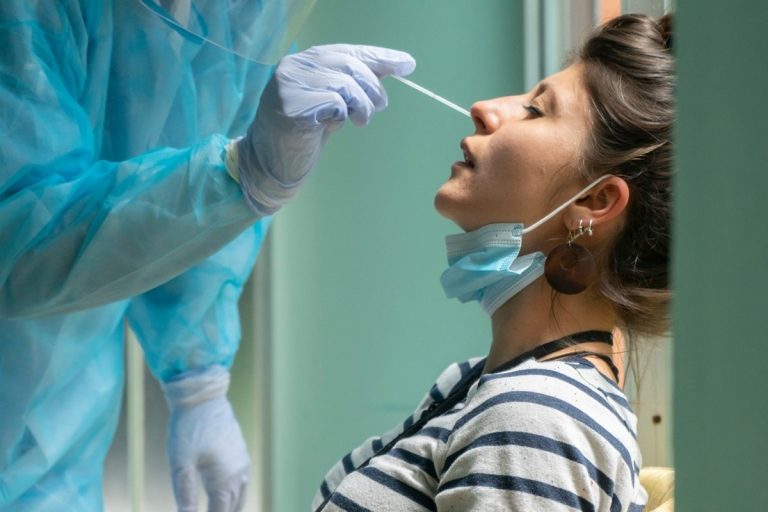 Covid Lombardia, prenotazione dei tamponi fai-da-te: gli hub vaccinali vanno in ferie