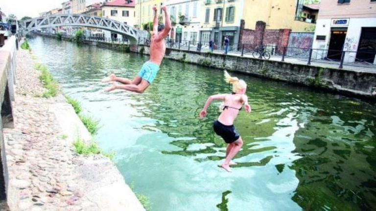 Navigli e Darsena diventano il parco acquatico illegale: rischio multe