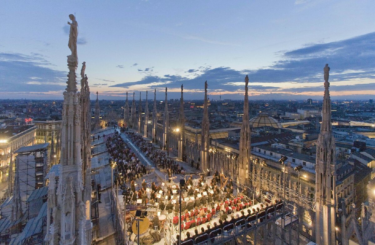Climber si arrampica sul Duomo per scattare un selfie con la Madonnina: denunciato