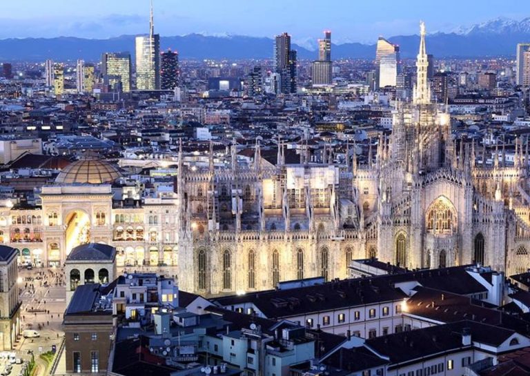 Taglio bollette, le proposte del Comune di Milano: fotovoltaico e pale eoliche