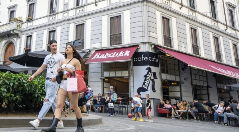 Fuorisalone, strade chiuse al traffico: “Usate i mezzi pubblici o lo sharing”