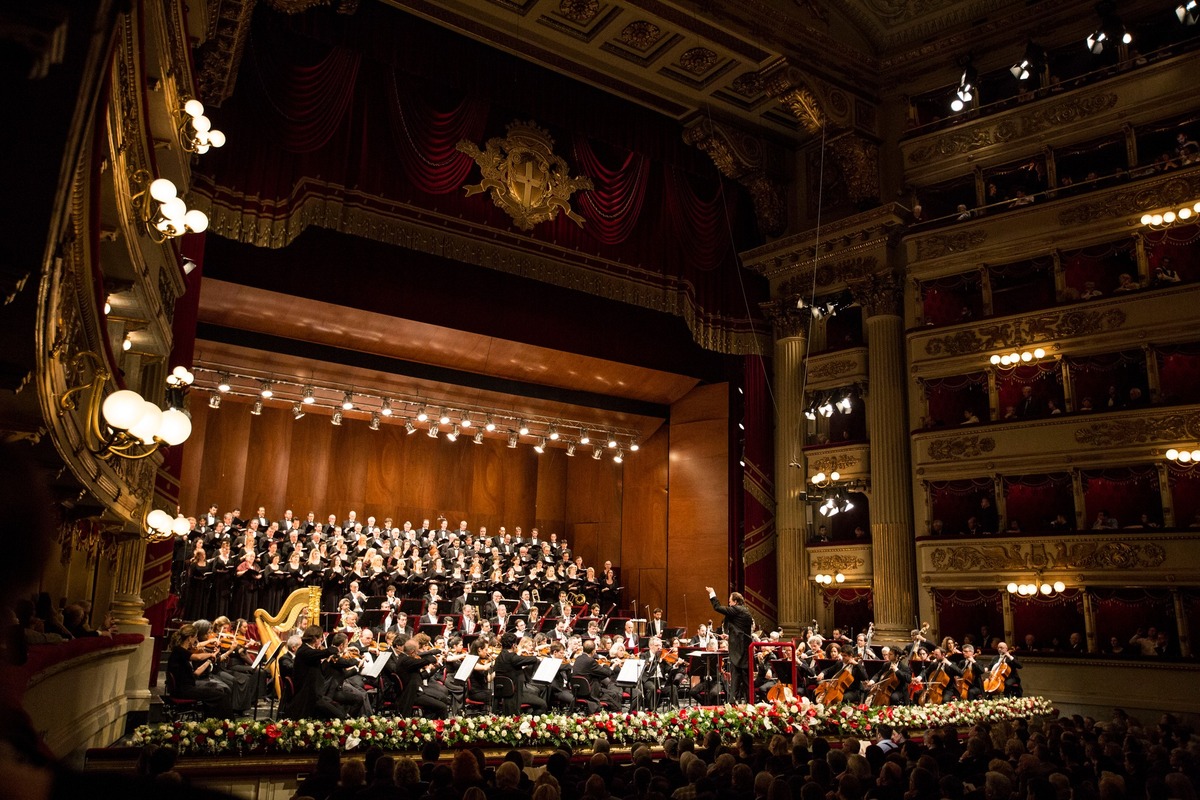 Teatro alla Scala, via libera alla nuova stagione: grafica rinnovata dai libretti ai social