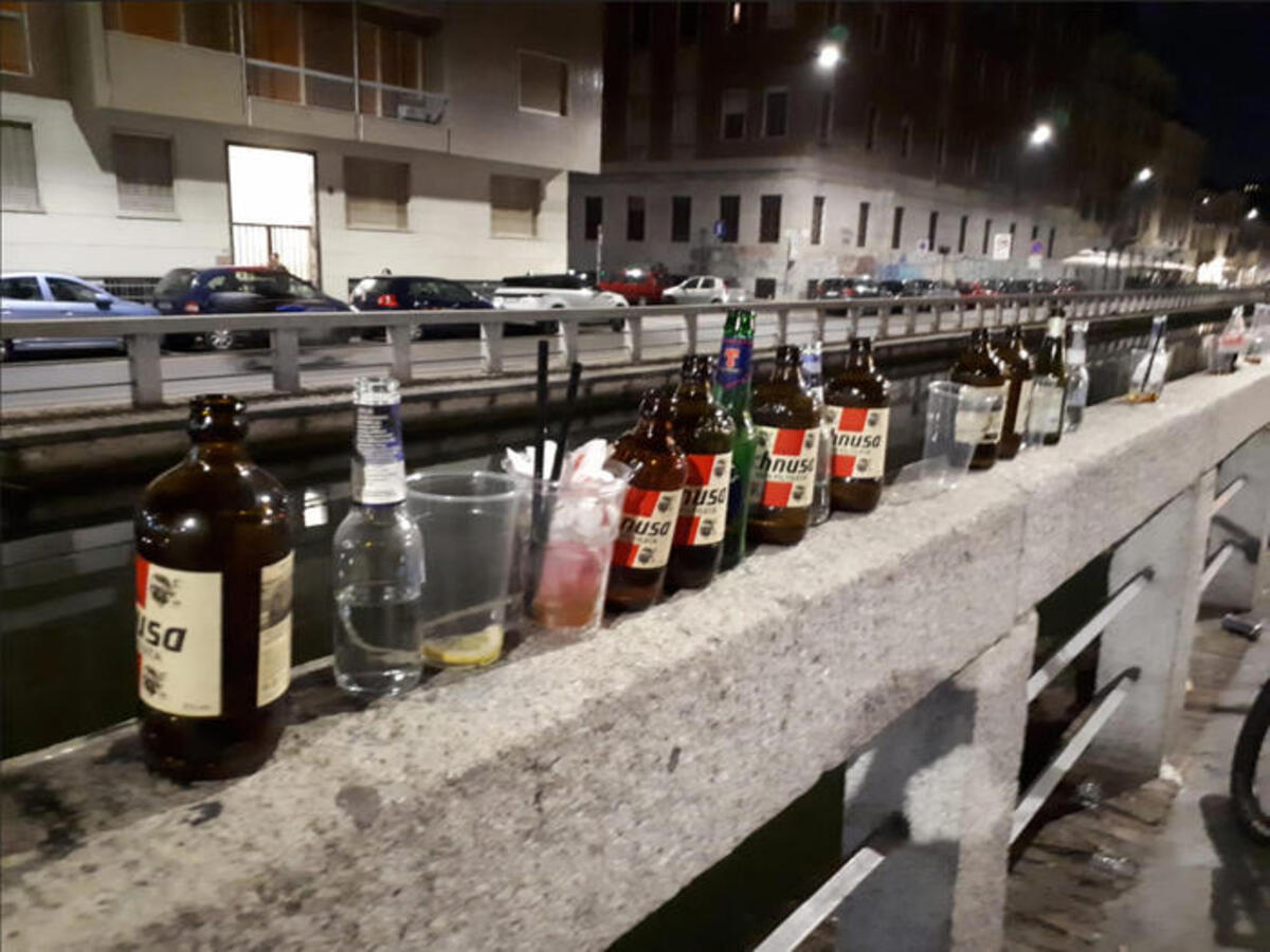 Fuorisalone, l’ordinanza del Comune vieta la vendita delle bottiglie di vetro: “Limitata ai bar”