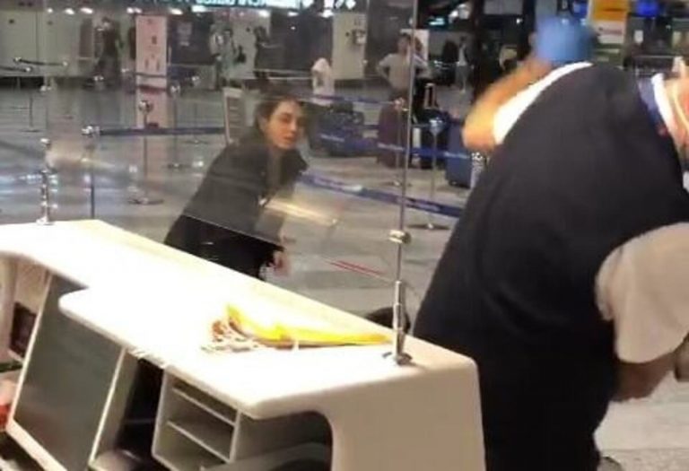Milano Malpensa: una donna perde il volo e lancia le scarpe contro l’operatore