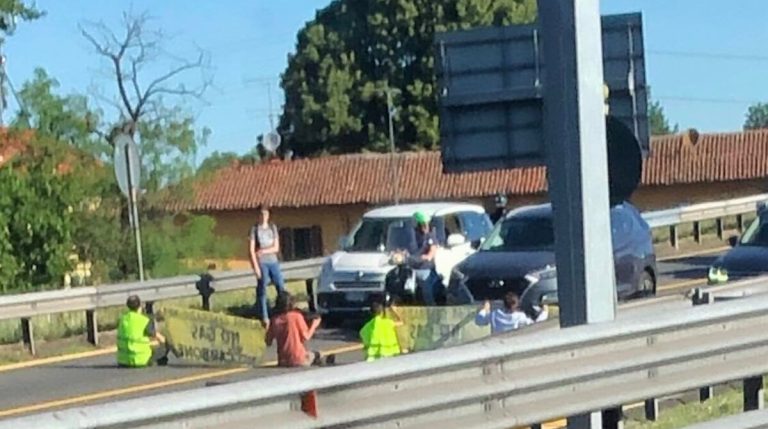 Gli attivisti di "Ultima generazione" bloccano la tangenziale di Milano