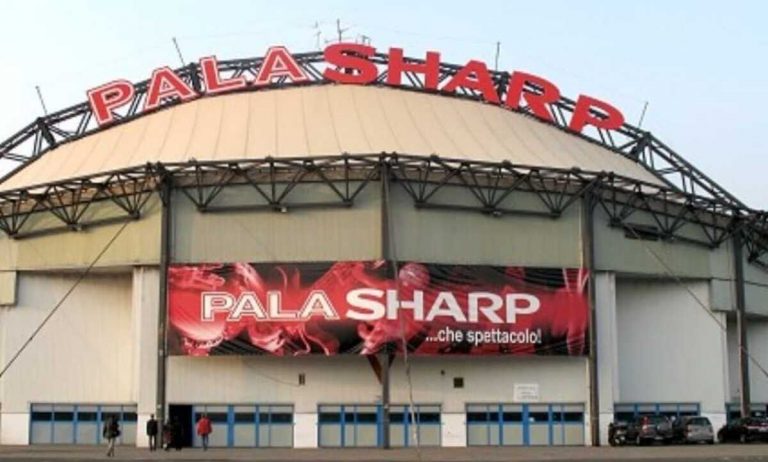 Ex Palasharp, a rischio l'Hockey Arena. Le suore fanno causa: troppi rumori