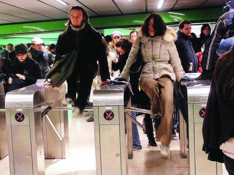 Metropolitana, aumentano i furbetti del salto del tornello. Atm: "Barriere più alte"