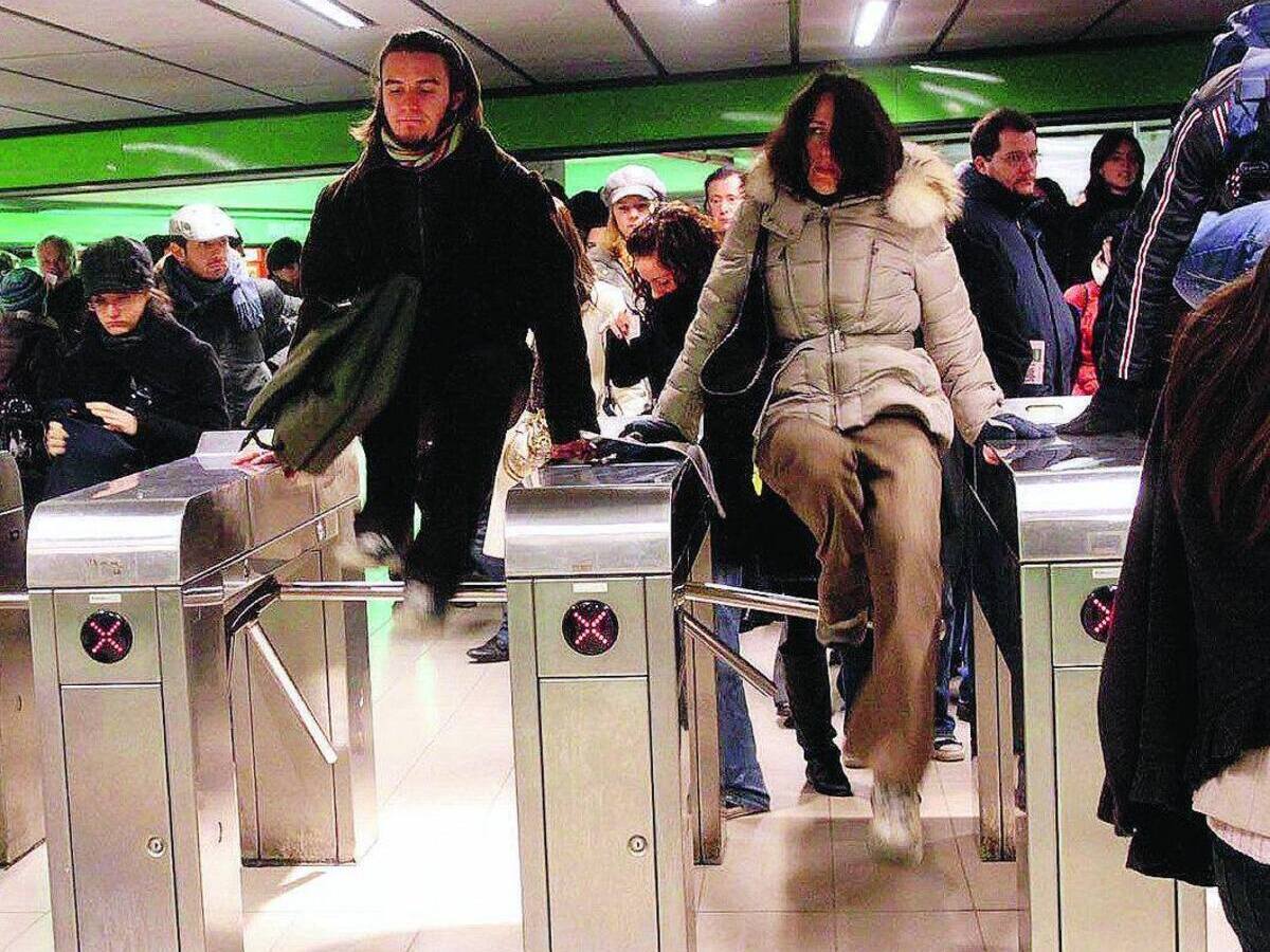 Salto del tornello, aumentano i furbetti in metro. Atm: “Barriere più alte con allarme sonoro”