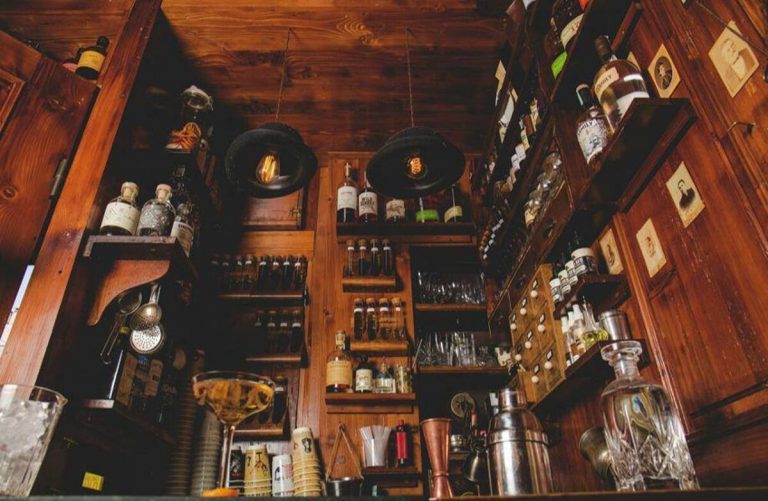 Backdoor 43 è il bar più piccolo del mondo: tutto quello che c'è da sapere