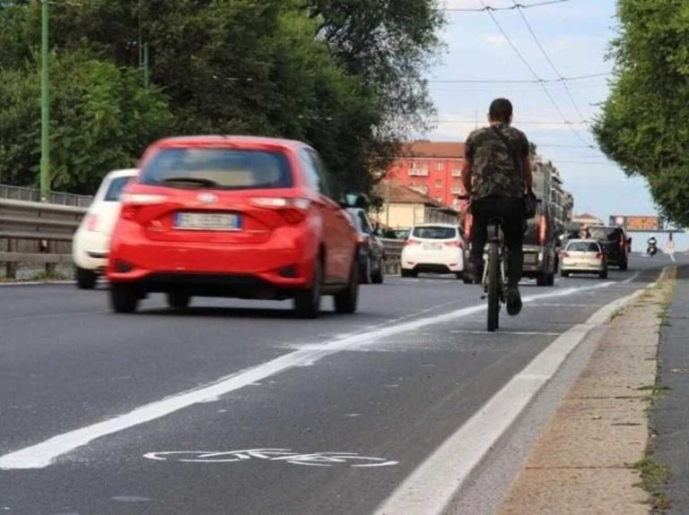 Sul Ponte della Ghisolfa spunta una pista ciclabile abusiva