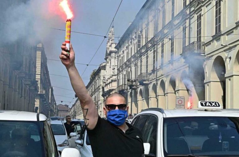 Tassisti in protesta: "Non vogliamo essere schiavi dei colossi"