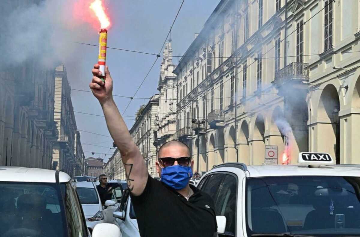La protesta dei tassisti: “Non vogliamo essere schiavi dei colossi”