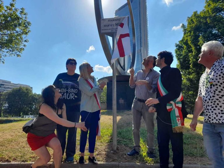 Milano dedica un giardino a Harvey Milk, attivista e icona Lgbt