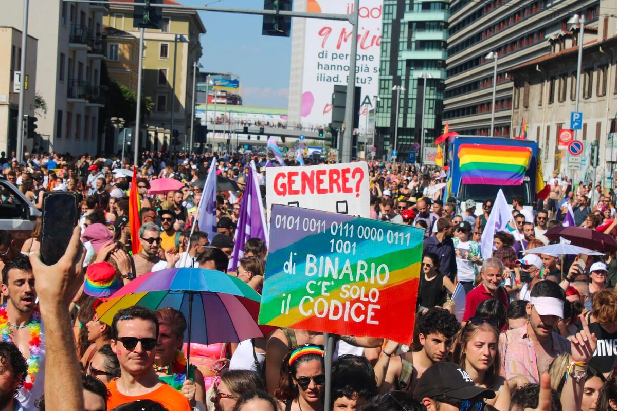 Milano torna a riconoscere i figli delle coppie arcobaleno: come funziona