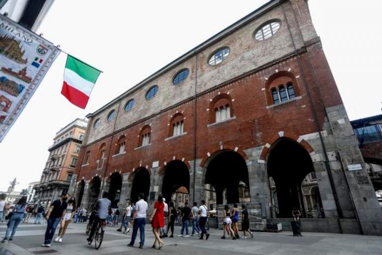 Ripulita la Loggia dei Mercanti: lite tra il sindaco Sala e l'Anpi