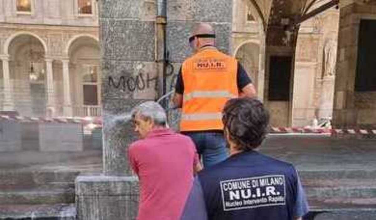 Vandalizzata la Loggia dei Mercanti: ripuliti muri e scalinate
