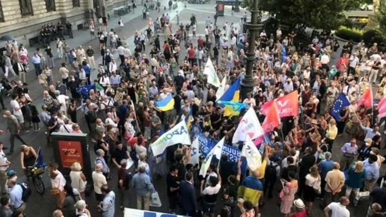 Manifestazione pro Draghi a Milano: "Mandarlo via danneggia Italia e Europa"