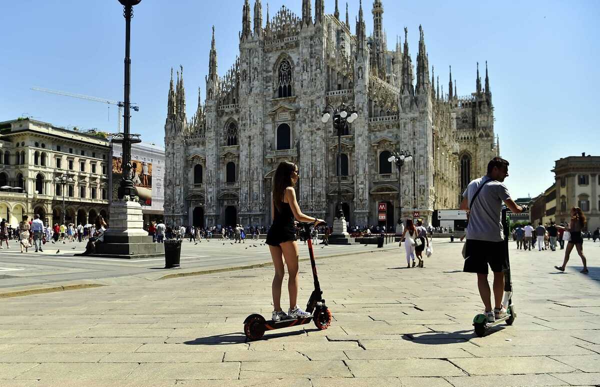 Monopattini elettrici e parcheggi selvaggi, nuove regole in arrivo a Milano