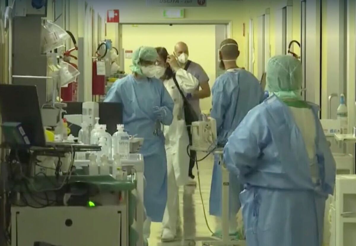 Covid in Lombardia, Omicron manda in crisi gli ospedali tra contagi e ferie