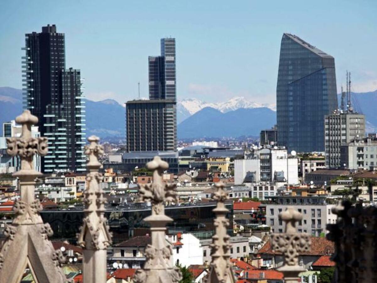 A Milano si ferma l’ascensore sociale: stipendi bloccati e prezzi delle case in salita