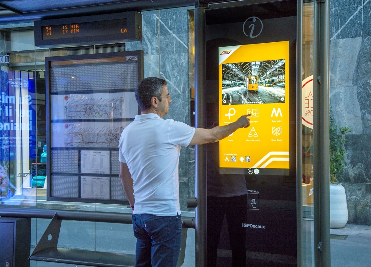 Atm, in arrivo le nuove pensiline con ricaricatori usb e schermi touch