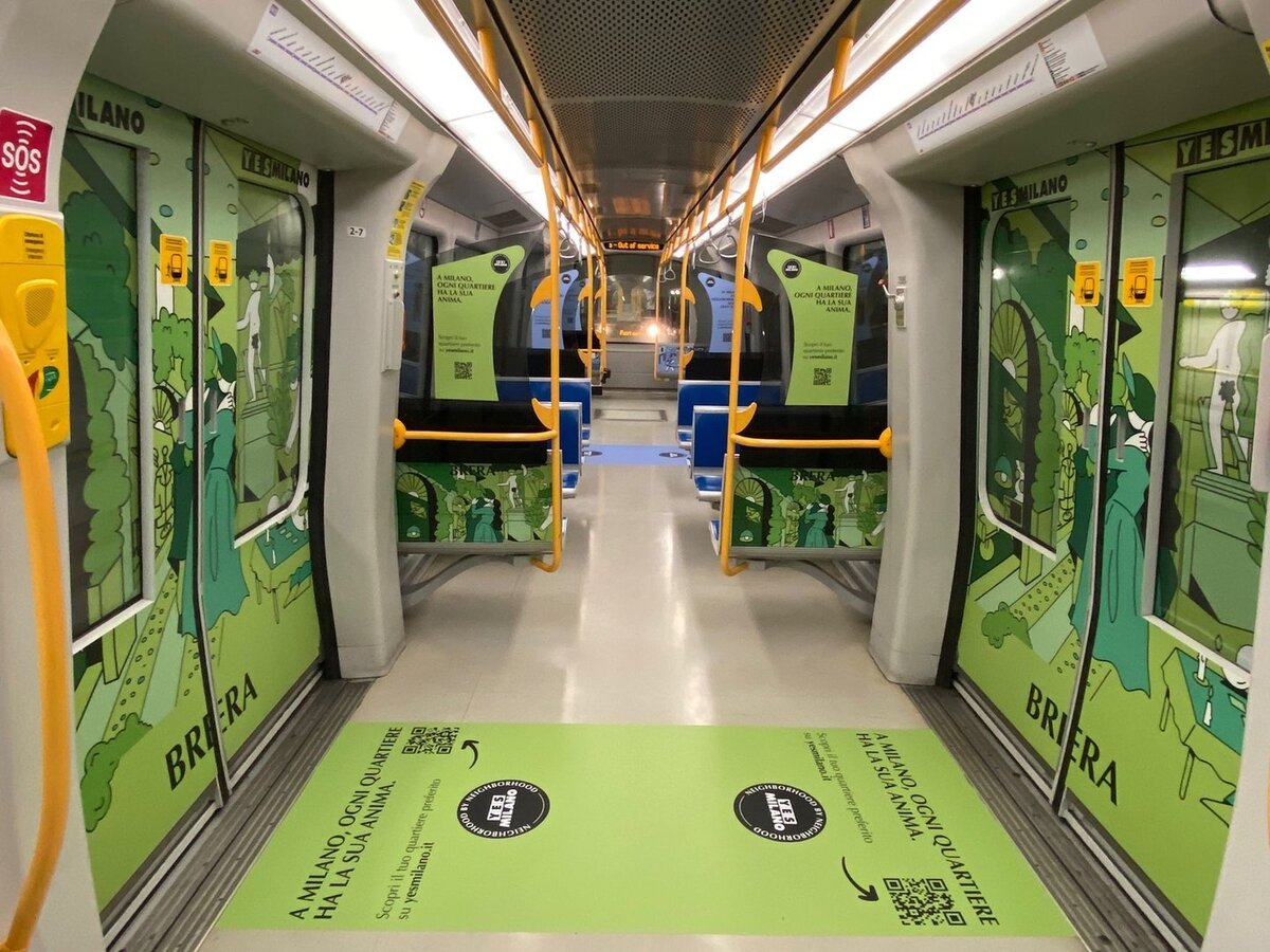Un treno della metro lilla illustra i quartieri di Milano: alla scoperta della città