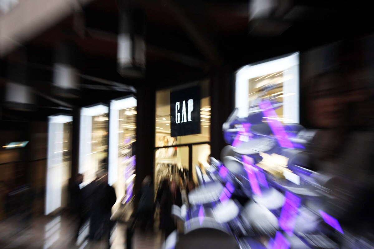 A Milano chiude Gap, il negozio in corso Vittorio Emanuele: addio al marchio Usa