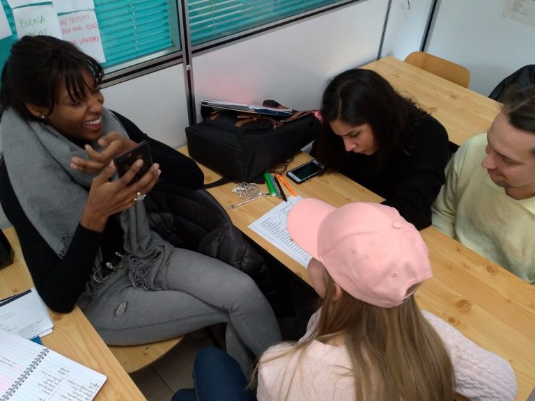 Scuola, gli studenti del liceo Vittorio Veneto rientrano in classe