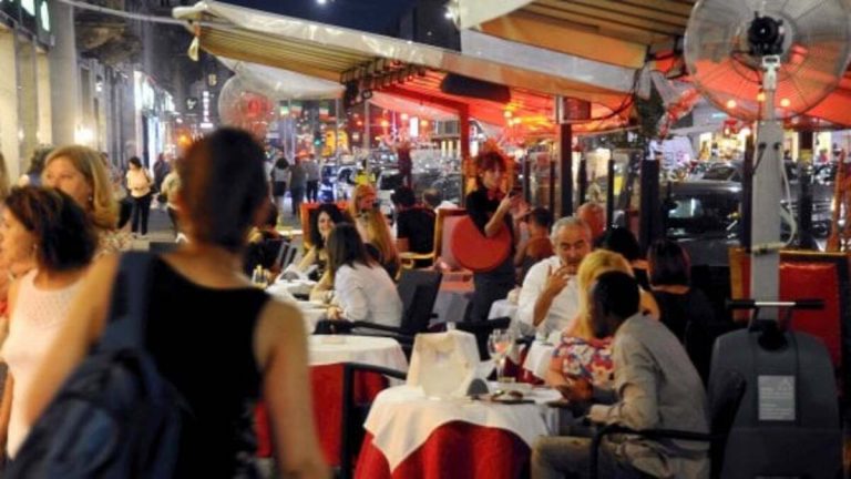 Movida Porta Venezia, residenti in protesta: "Facciamo causa al Comune per danno alla salute"
