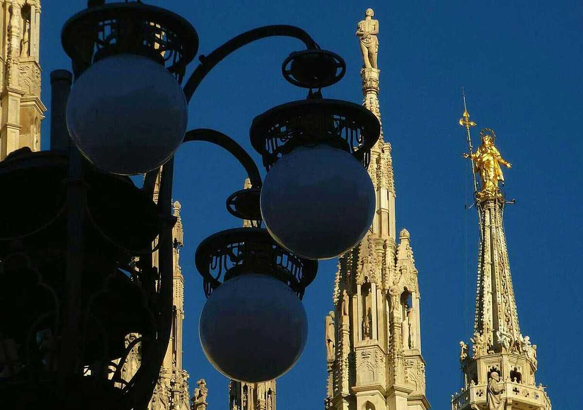 Caro energia, Milano spegnerà le luci dei lampioni? L’ipotesi