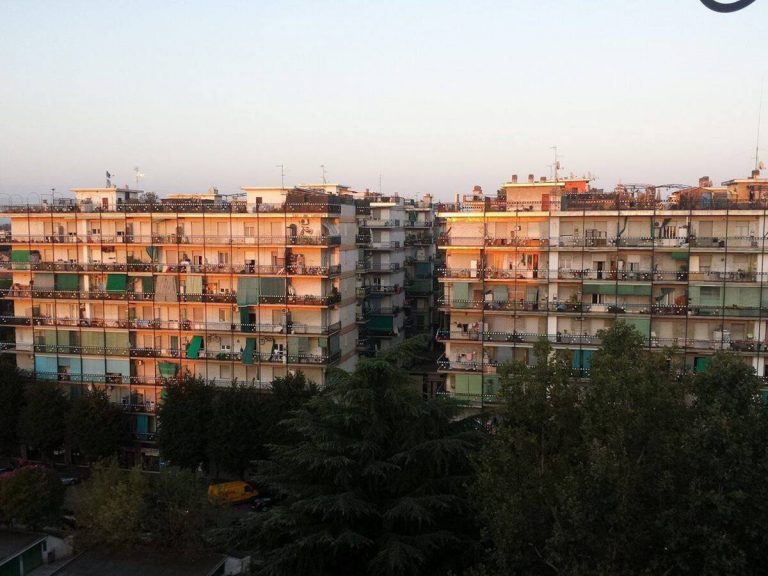 Caro bollette, a Milano solo il 7% delle case è in classe A: quanta energia viene consumata?