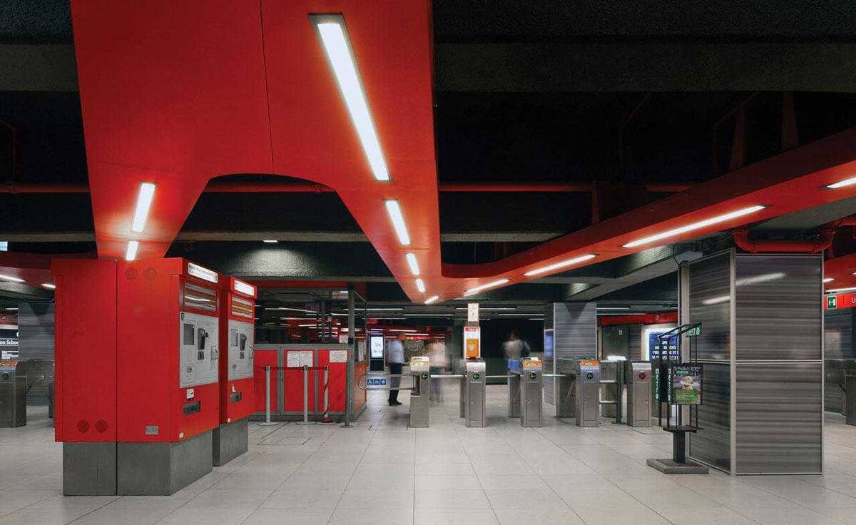 I bagarini della metropolitana rivendono biglietti Atm usati a metà prezzo: il business di Milano