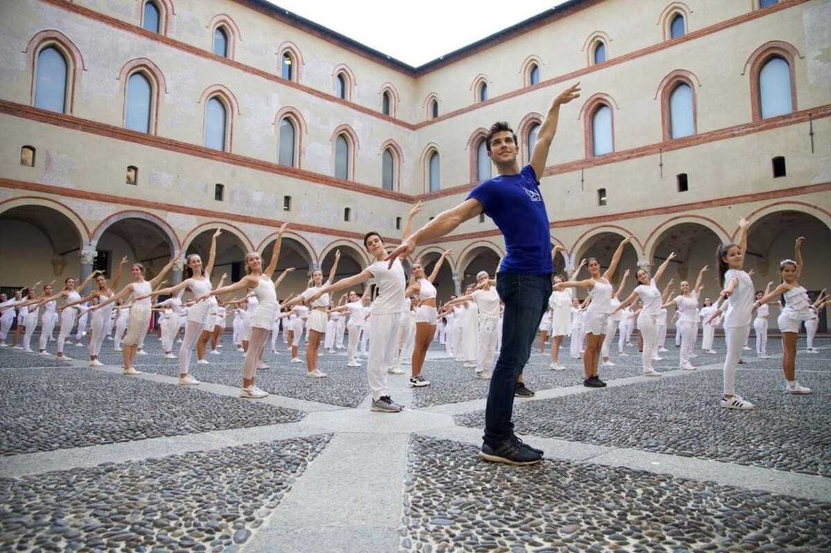 Ballo in bianco, Roberto Bolle porta 1.500 persone in Piazza Duomo