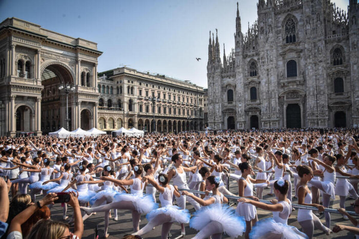OnDance, la lezione di danza di Roberto Bolle in piazza Duomo: presenti 1600 allievi