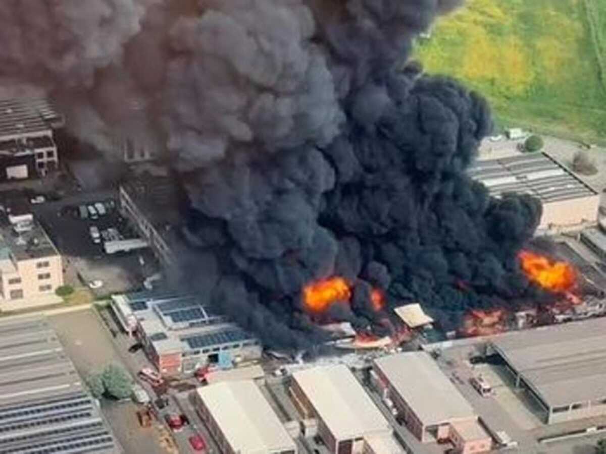 Maxi incendio alla Nitrolchimica di San Giuliano Milanese: 6 feriti, uno grave
