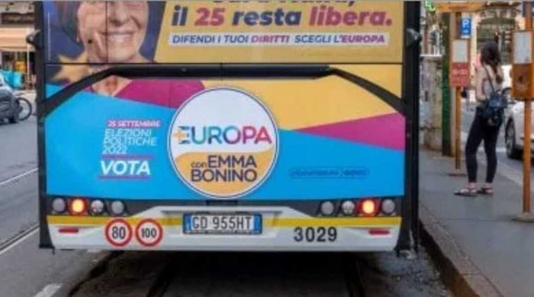 Elezioni politiche, bus e taxi rivestiti per la campagna elettorale
