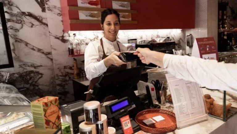 Sempre meno contanti alla cassa: Milano diventa "cashless"