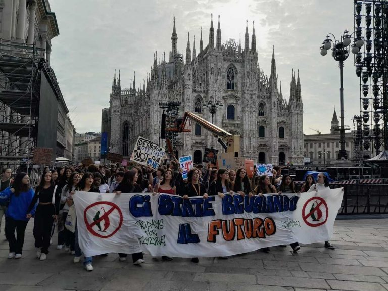Fridays For Future, il corteo degli studenti per il clima torna in piazza: mezzi bloccati