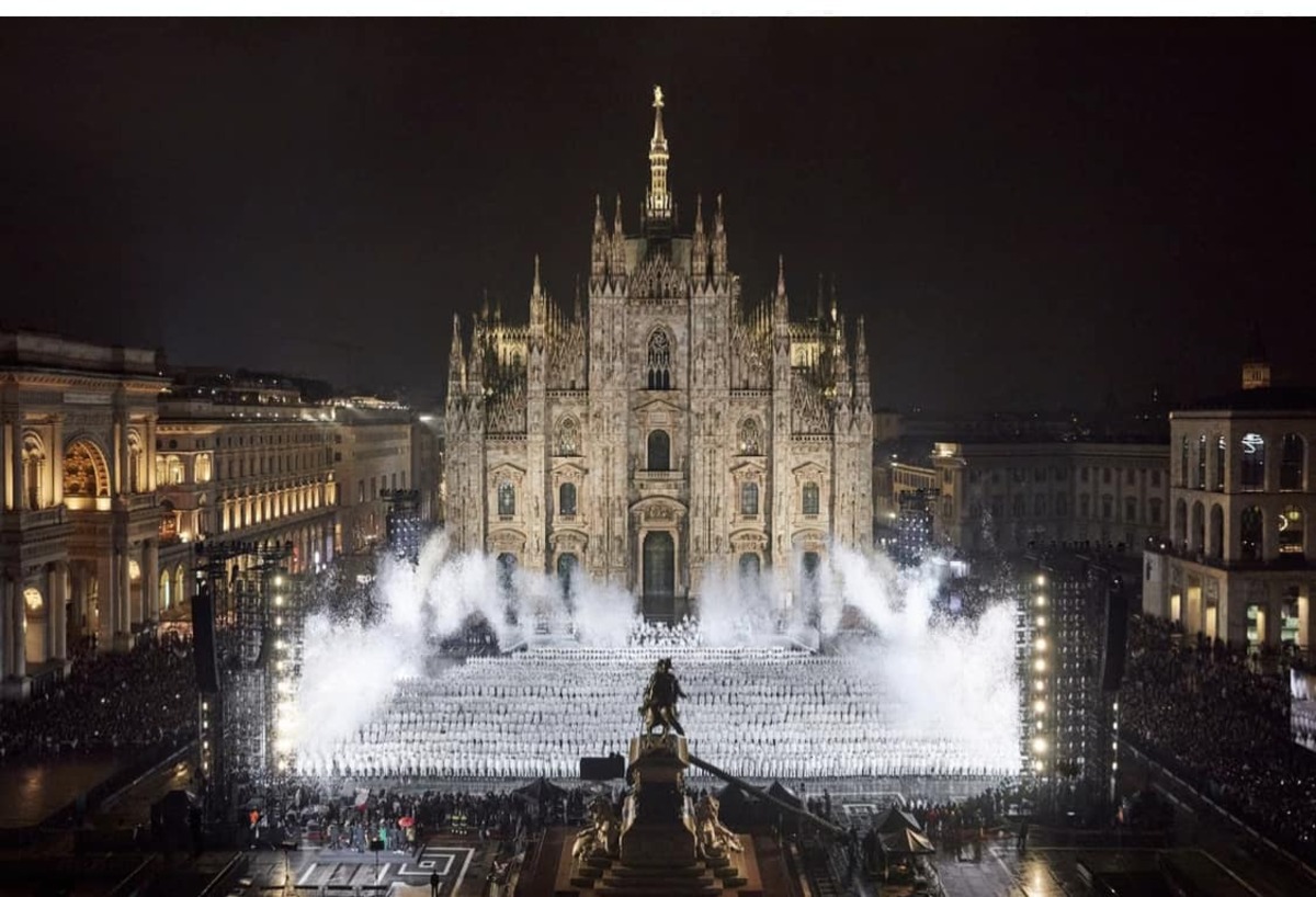 Milano si tinge di bianco: 18.000 in Duomo per la sfilata di Moncler