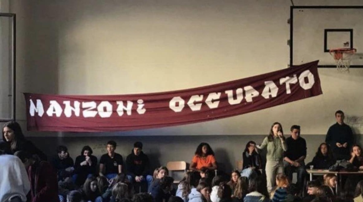 Elezioni, occupato per protesta il liceo Manzoni dopo la vittoria di Fratelli d’Italia