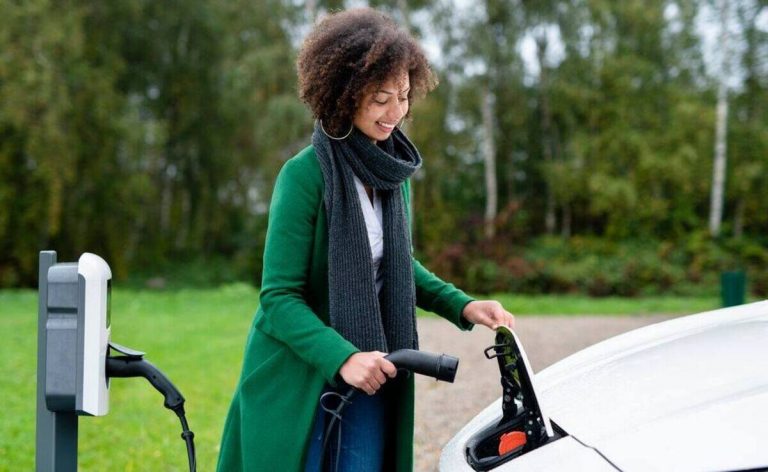 Il Comune mette a disposizione contributi per l'acquisto di auto elettriche e ibride: chi può ottene