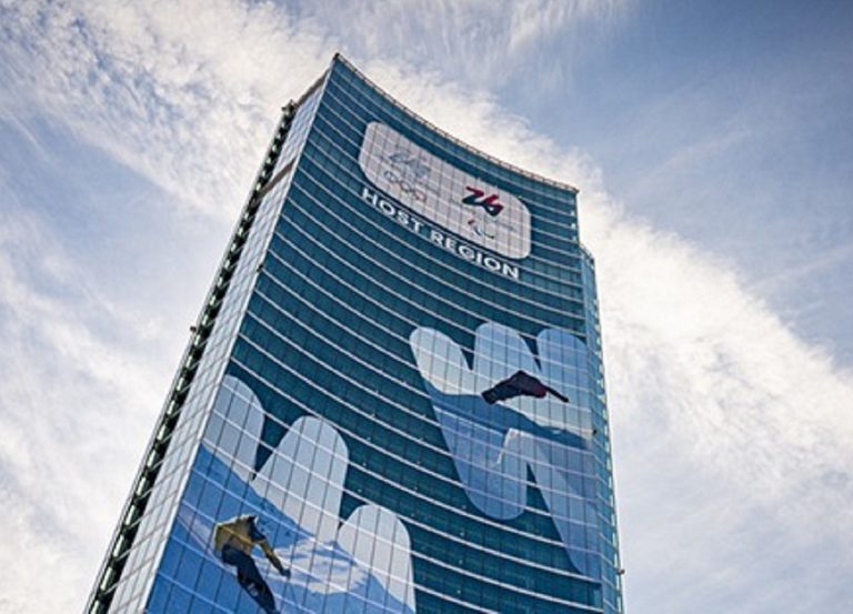 Caro bollette, luci spente sul Pirellone e su Palazzo Lombardia