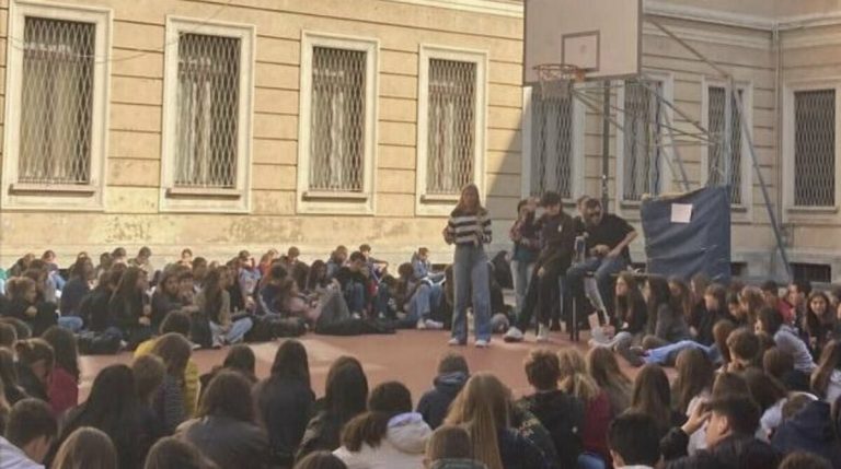 Occupato il liceo Manzoni di Milano, Salvini: "Invitatemi"