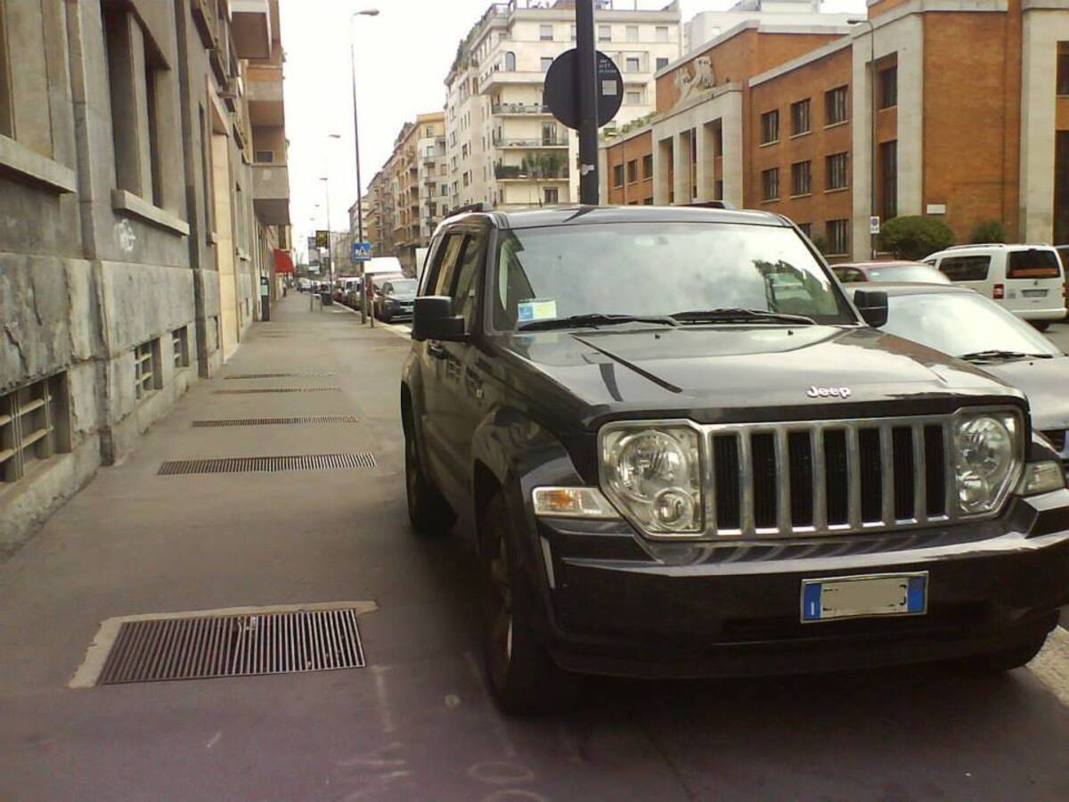 Parcheggio sul marciapiede, a Milano resta un problema